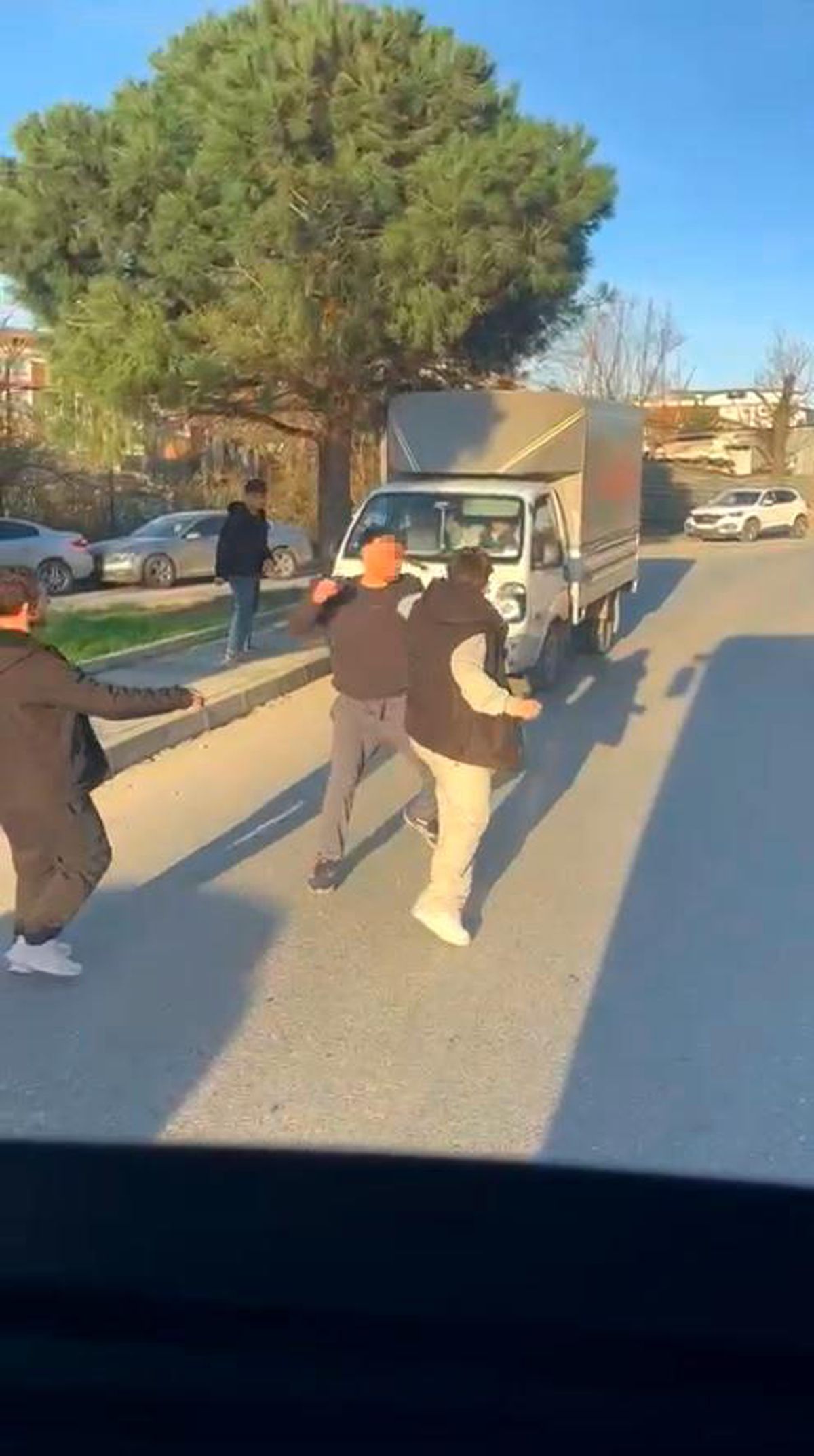 Arnavutköy'de trafikte yumruklu kavga kamerada, cadde boks ringine döndü
