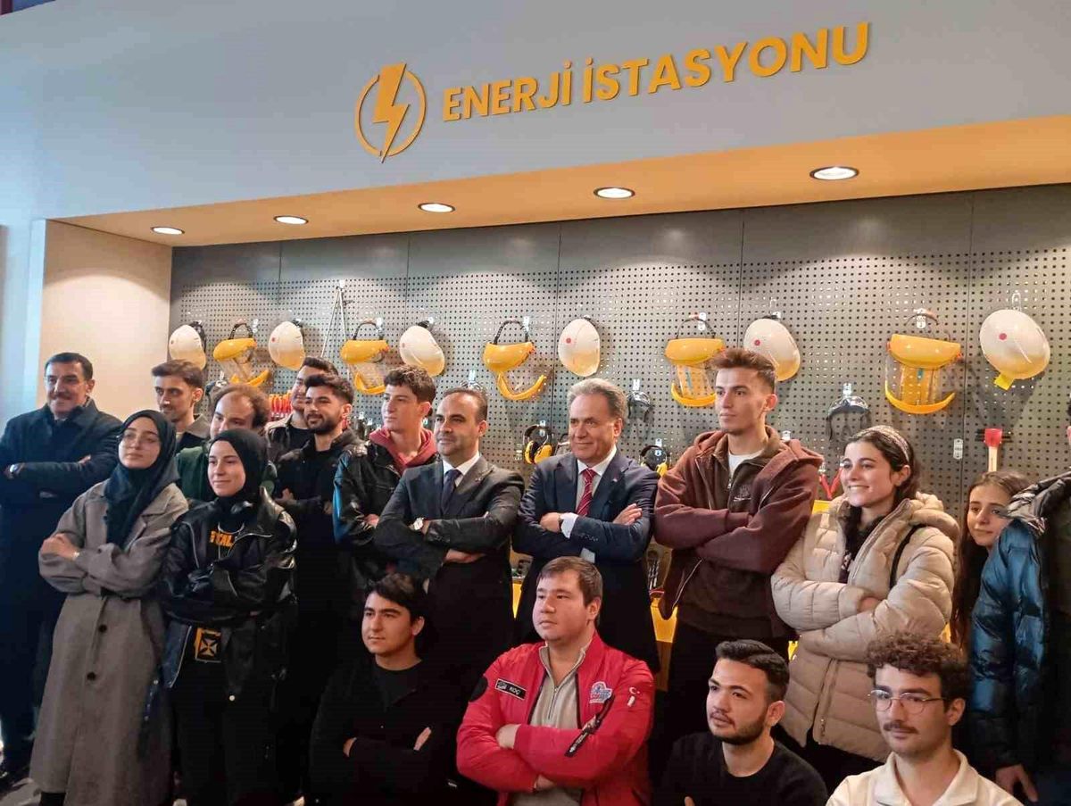 Bakan Kacır, İnönü Üniversitesi'nde Milli Teknoloji Atölyesi'nin açılışını yaptı