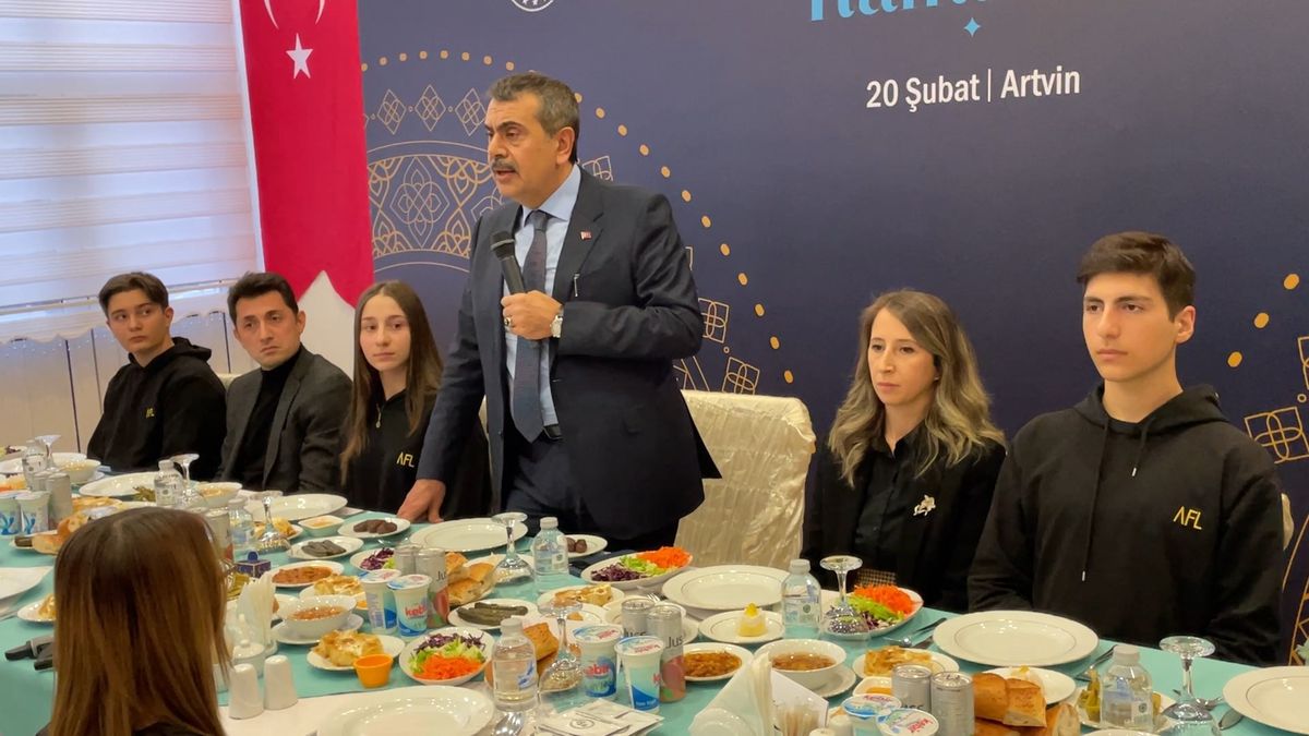 Bakan Tekin: 168 kişinin imzaladığı metinle ilgili suç duyurusunda bulunacağız