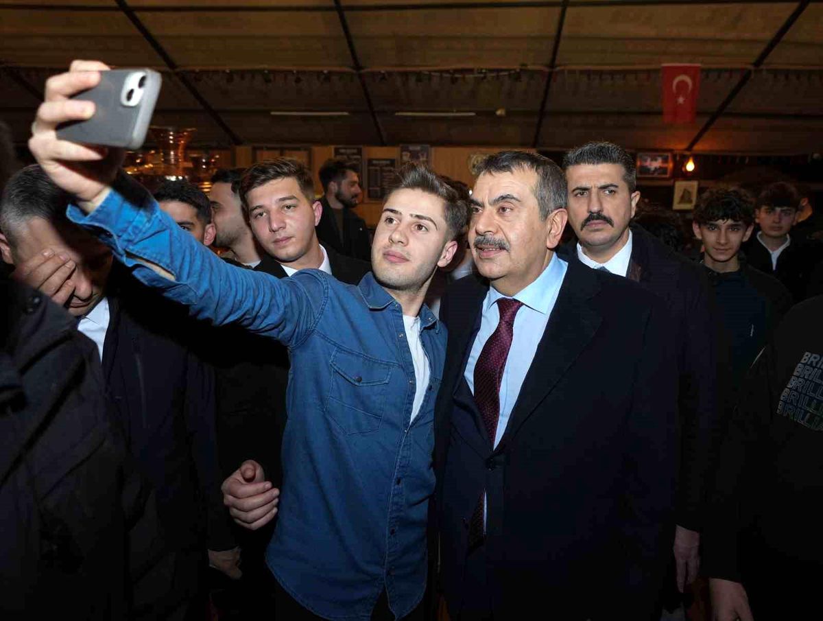 Bakan Tekin Ramazan çadırında gençlerle buluştu