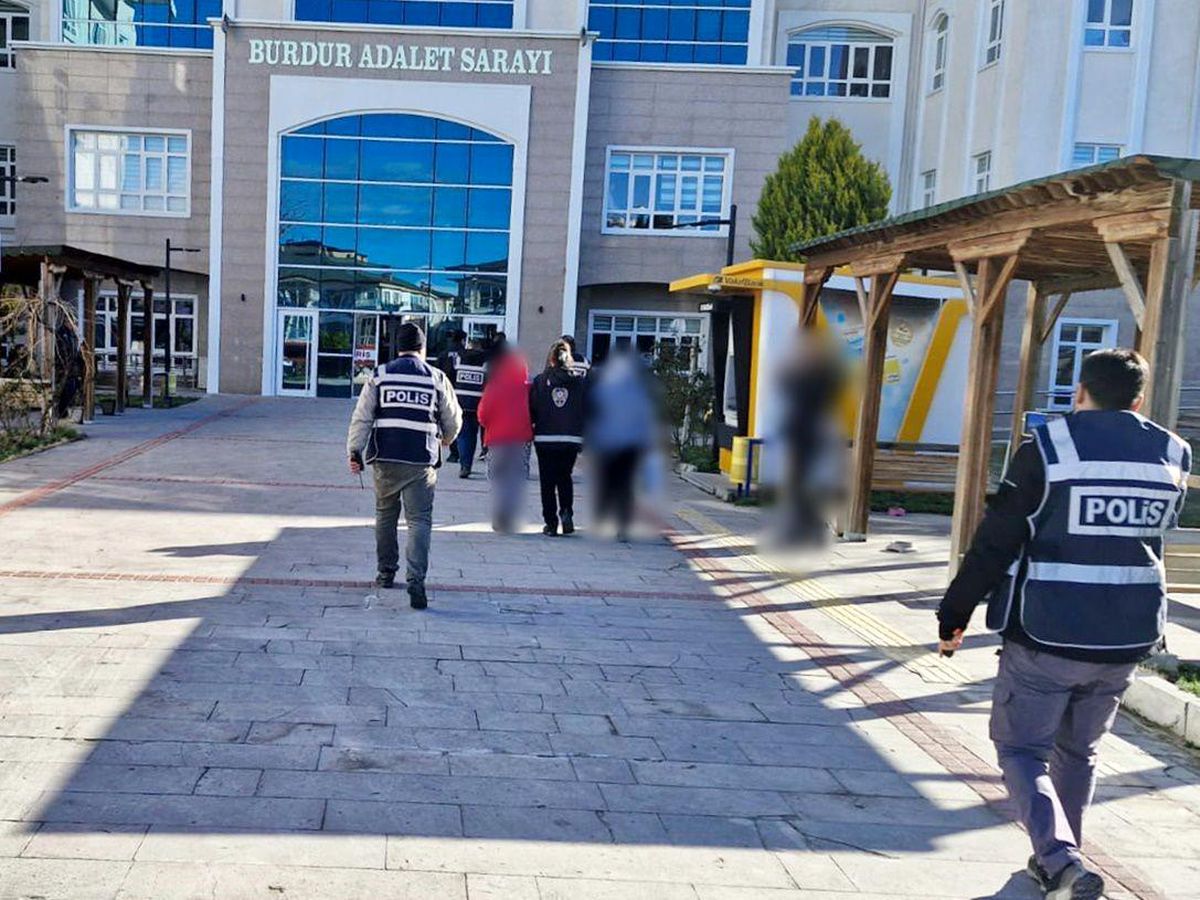 Burdur'da 1 milyon değerinde sahte altın sattılar, polisten kaçamadılar
