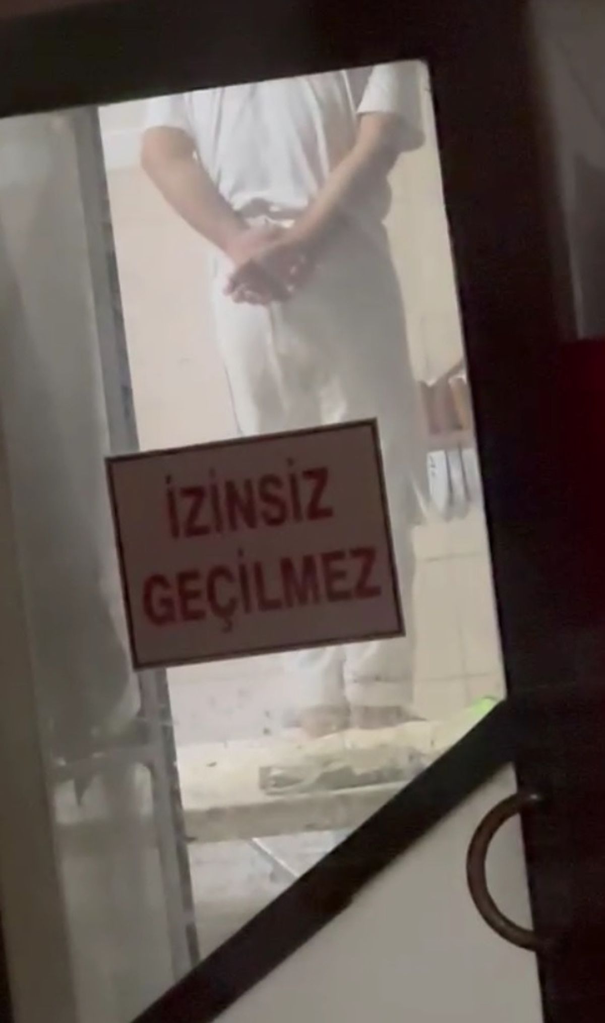 Tatlı İmalathanesinde Çalışanın Hamuru Ayağıyla Çiğnediği Görüntülerin Ardından Denetim Yapıldı
