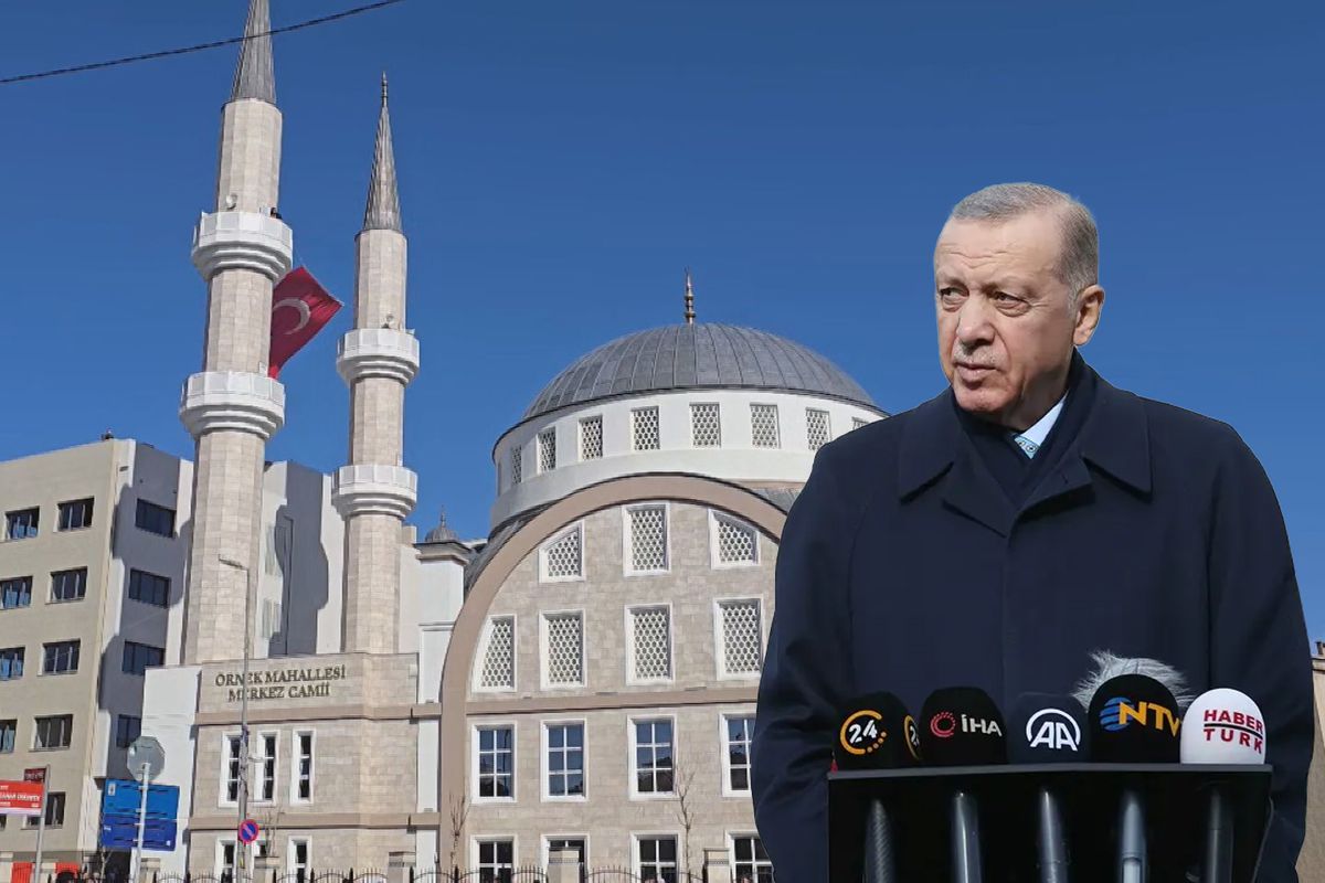 Cumhurbaşkanı Erdoğan'a cuma namazında sürpriz! CHP'li başkan da vardı