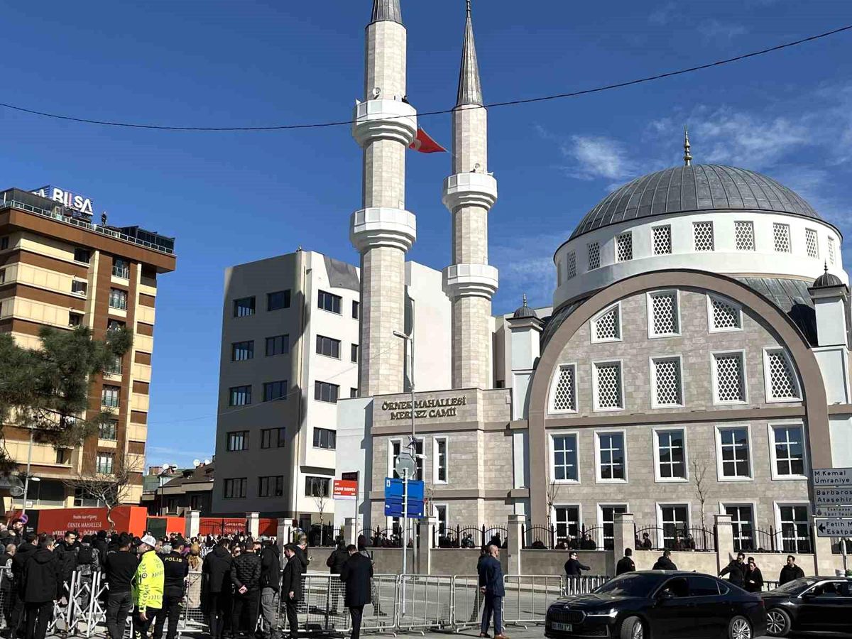 Cumhurbaşkanı Erdoğan, cuma namazını Ataşehir'de eda etti