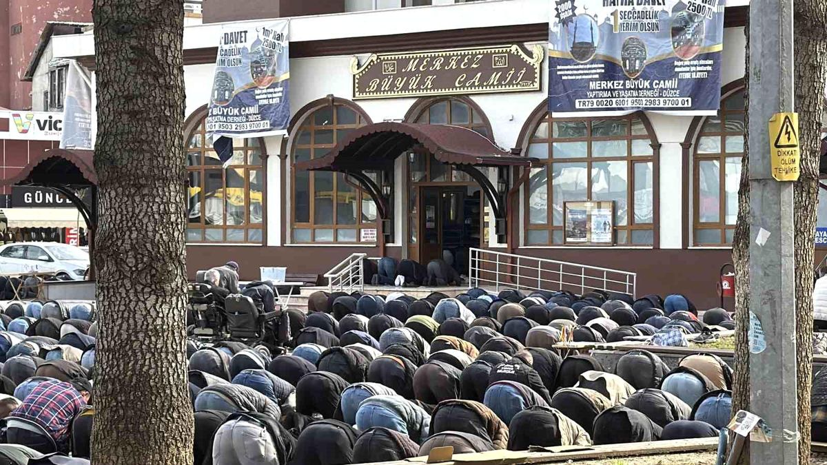 Düzce'de Ramazan bereketi camilere sığmadı