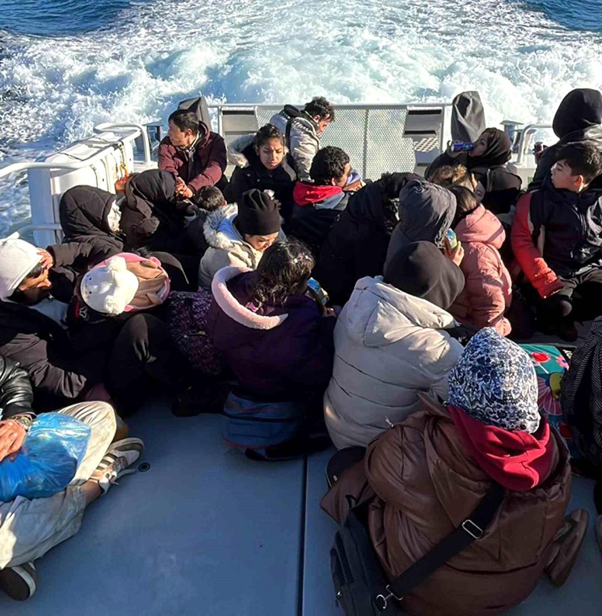 Düzensiz göçmenler karada mahsur kaldı