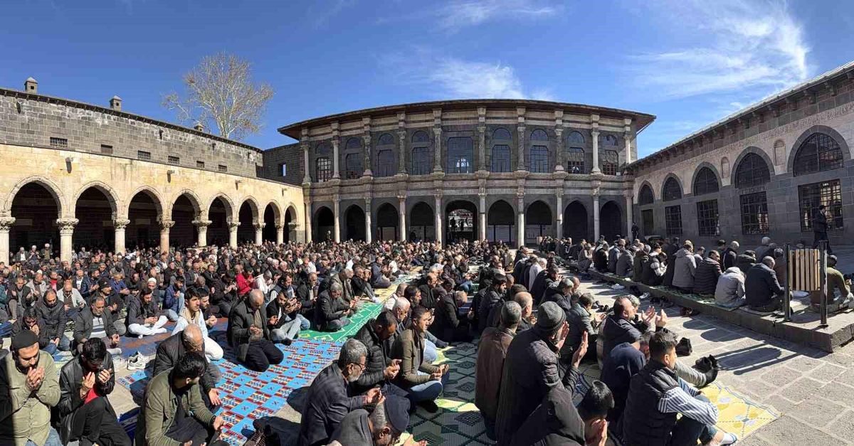 İslam aleminin 5. Harem-i Şerif'inde binlerce kişi Ramazan ayının ilk cuma namazında saf tuttu