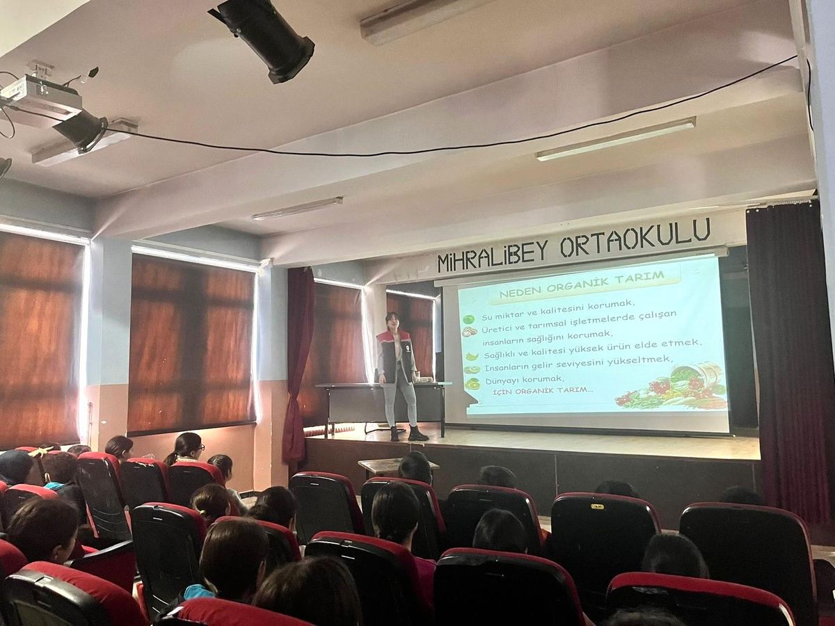 Kars'ta ortaokul öğrencilerine organik tarım eğitimi verildi