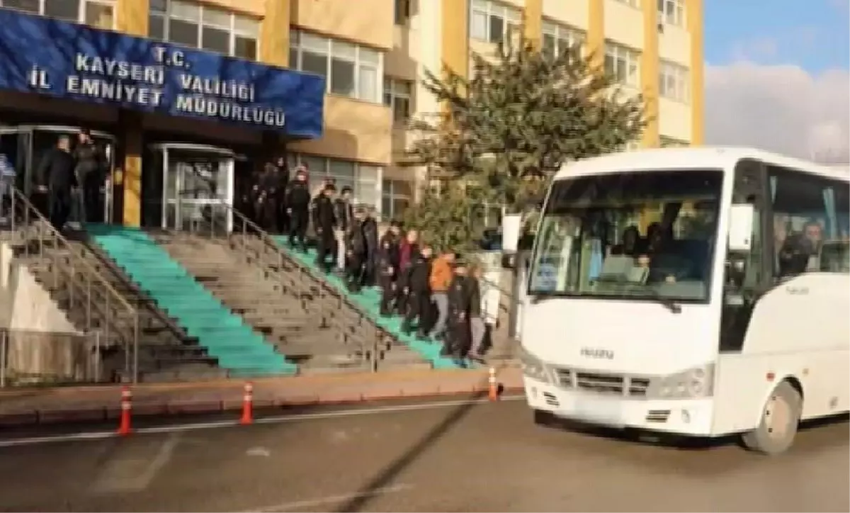 Kayseri'deki FETÖ operasyonunda 54 kişi tutuklandı