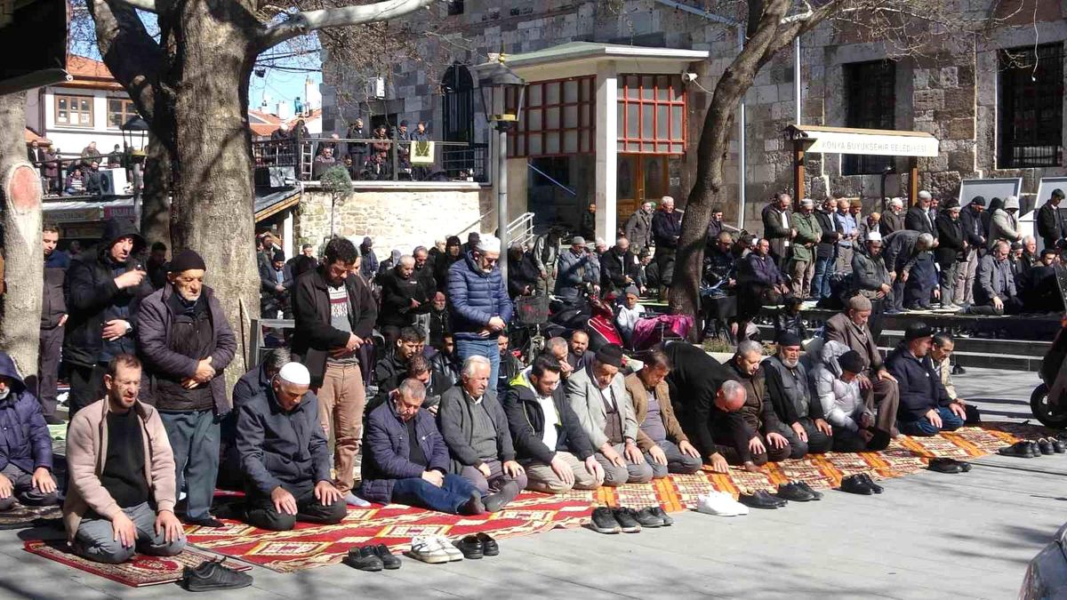 Konya'da Ramazan ayının ilk Cuma namazında camiler doldu taştı