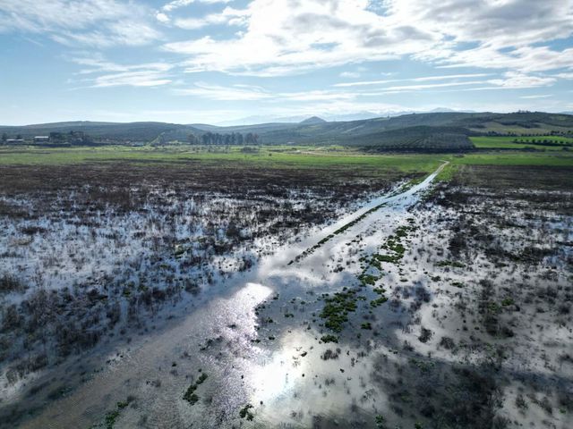 Озеро, питающее три района, снова начало накапливать воду! Вода бьет изо всех мест