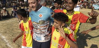 Mesut Özil, Arakanlı Müslümanlarla maç yaptı