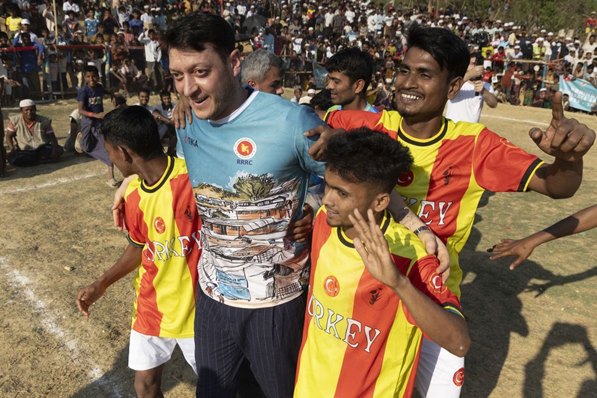Mesut Özil, Arakanlı Müslümanlarla maç yaptı