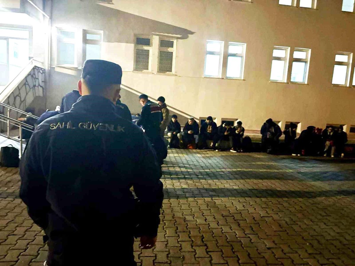 Milas'ta biri çocuk 33 düzensiz göçmen yakalandı