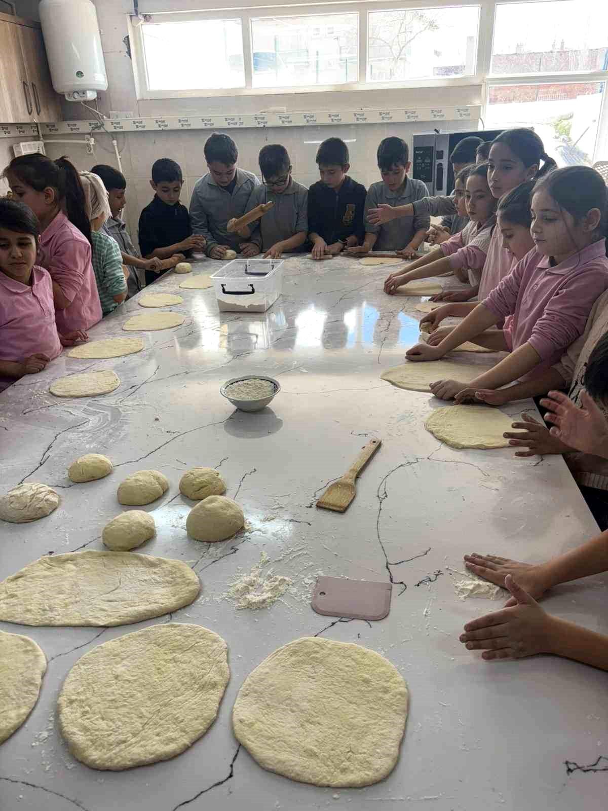 Miniklerin pişirdikleri sıcacık pideler kalpleri de ısıttı