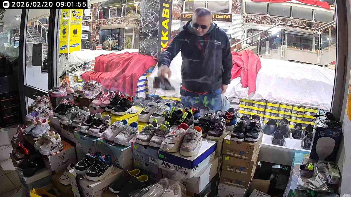 Önce beğendi ardından poşete koyup çaldı