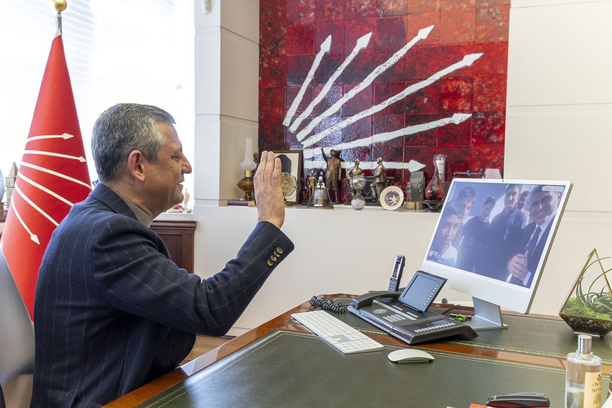 Özgür Özel, Adana'da Atatürk büstünü fırtınadan koruyan öğrencilerle görüştü