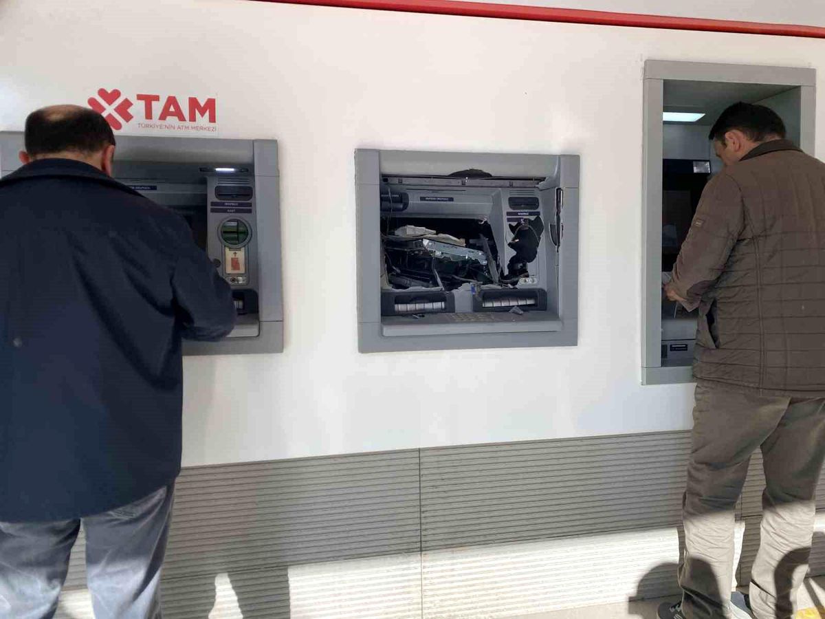 Para çekemediği ATM'yi balyozla parçaladı