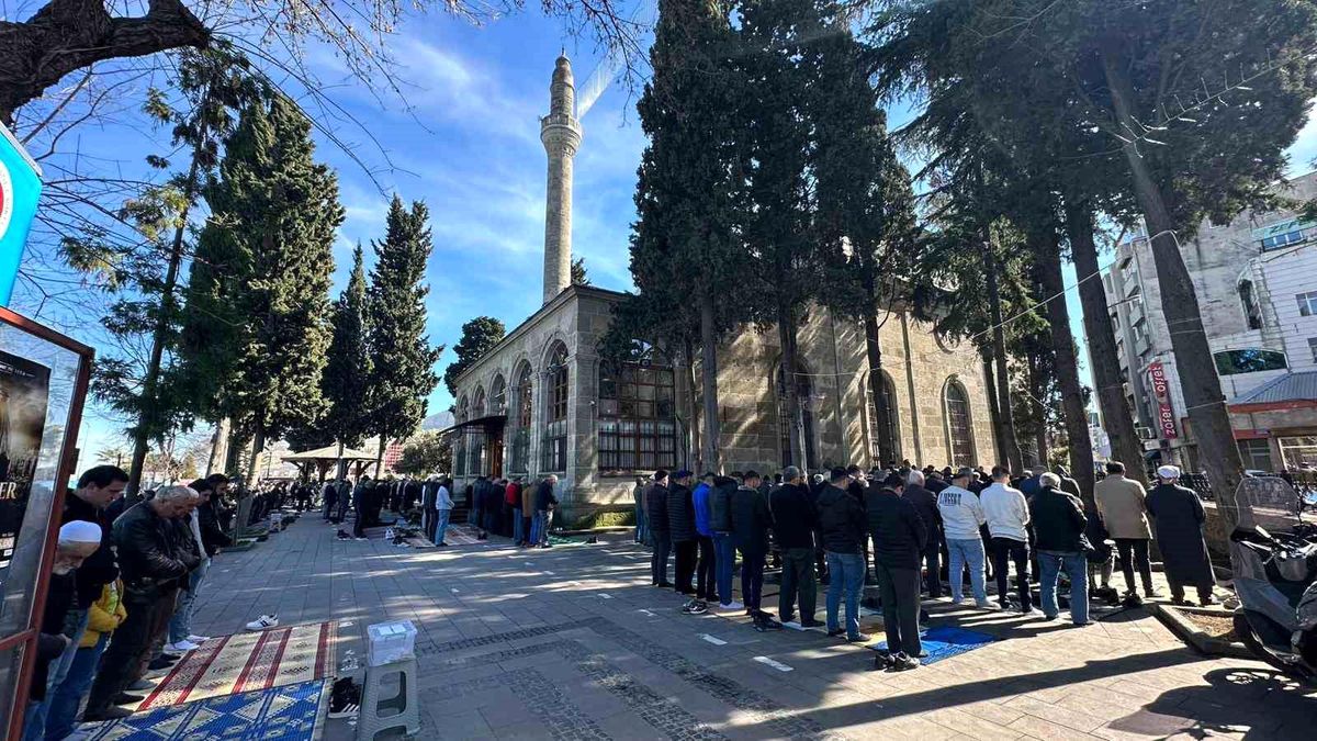 Ramazan'ın ilk cumasında camiler doldu taştı