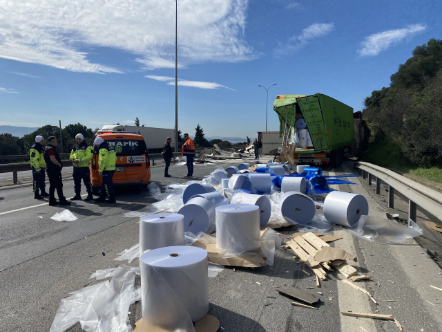 TEM'de iki tır çarpıştı! İstanbul yönü trafiğe kapatıldı TEM'de iki tır çarpıştı! İstanbul yönü trafiğe kapatıldı