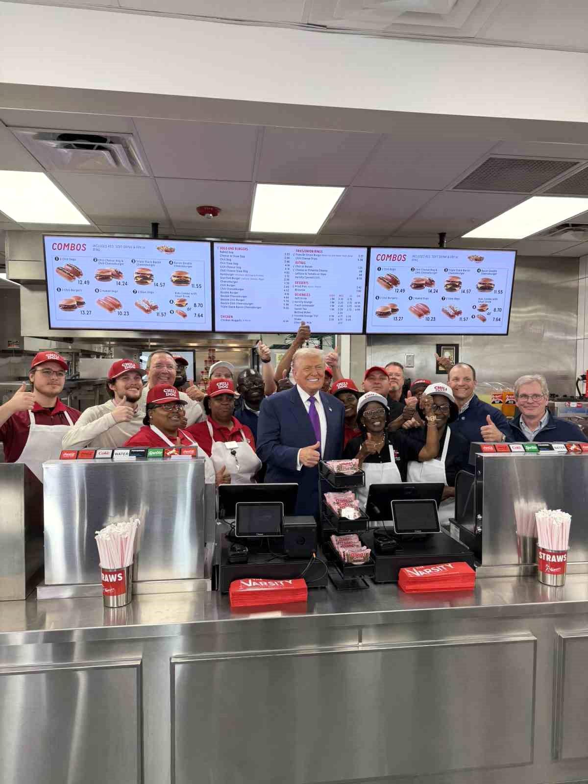 Trump, bir restoranı ziyaret ederek başkanlık uçağına götürmek için hamburger sipariş etti