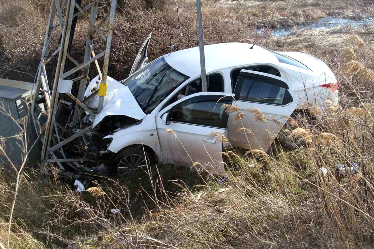 Yoldan çıkan otomobil direğe çarptı: 3 yaralı