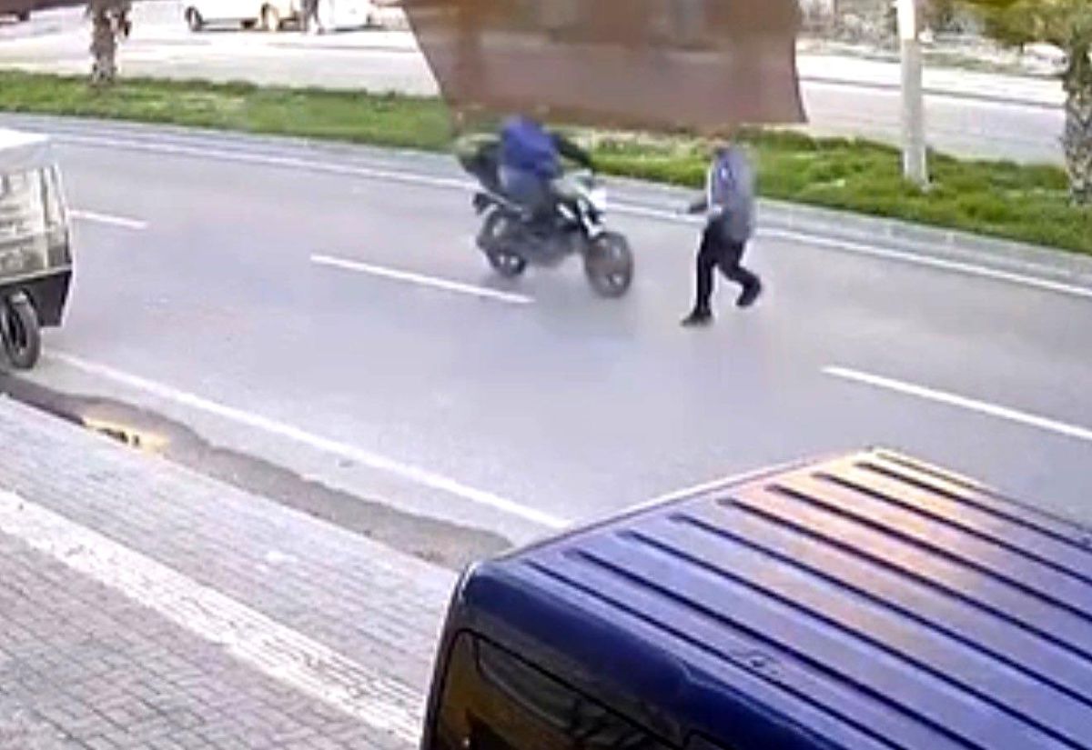 Yolun karşısına geçerken motosikletin çarptığı bir kişi yaralandı