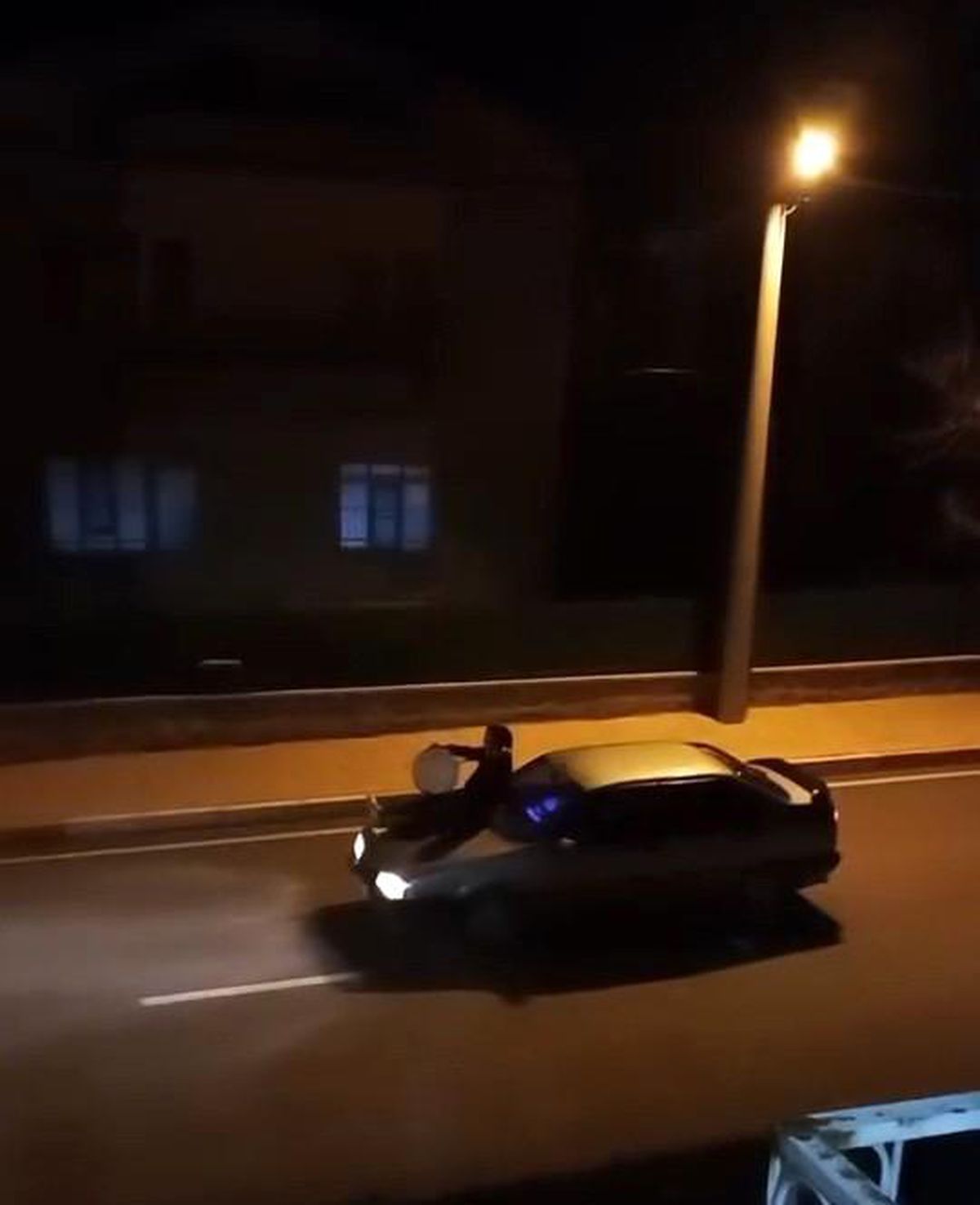 Aracın üzerine çıkan davulcu mahalleliyi sahura böyle uyandırdı