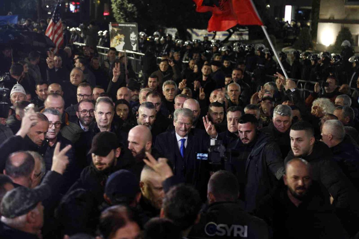Arnavutluk'ta hükümet karşıtı protestocular ile polis arasında çatışma