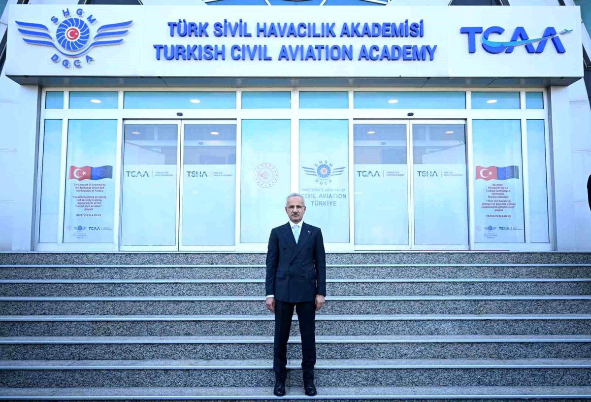 Bakan Uraloğlu: "Mart 2025'ten bu yana dijital başvuru sistemi ile 30 bin 750 yolcu hakkı başvurusunu elek...
