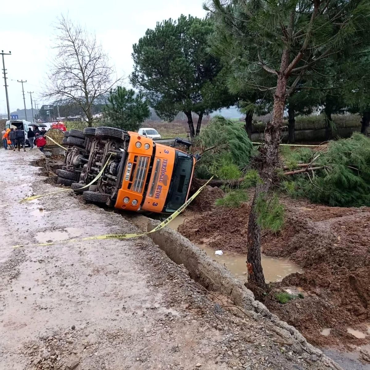 Balıkesir'de zemin çökünce beton mikseri devrildi: 1 ölü, 1 yaralı
