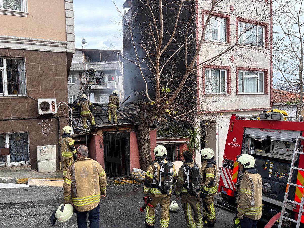 Beyoğlu'nda gecekondu alev alev yandı