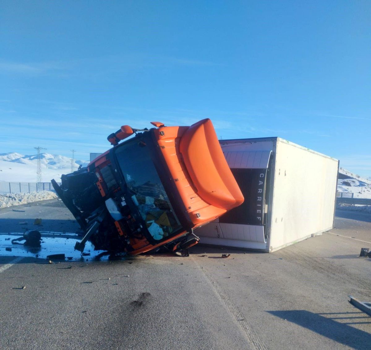 Bingöl'de tır devrildi: 1 yaralı