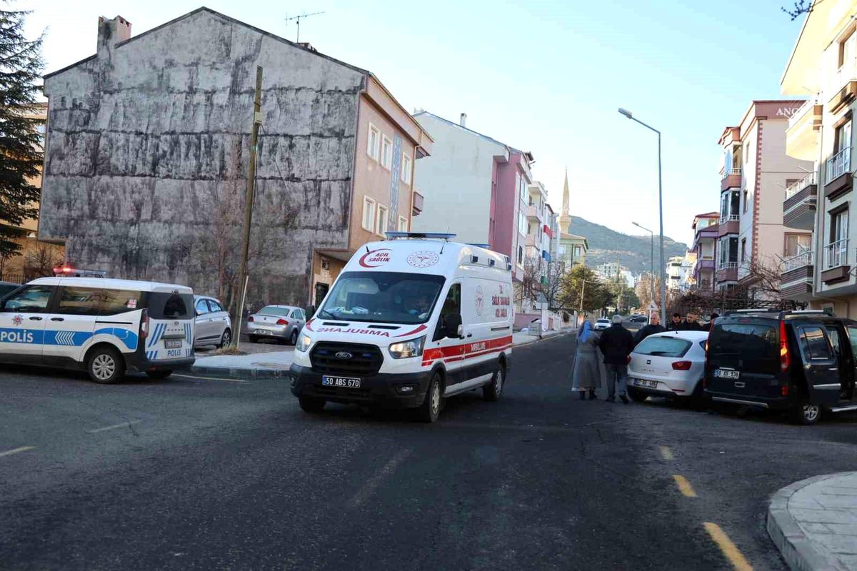 Buzlu camla trafiğe çıktı, kazaya neden oldu: 2 yaralı
