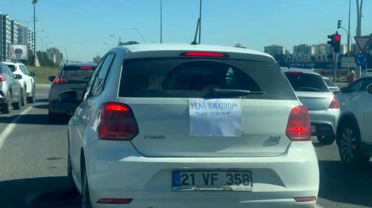 Diyarbakır'da kadın sürücü 'yeni sürücüyüm, sabır imandandır' yazısıyla trafiğe çıktı
