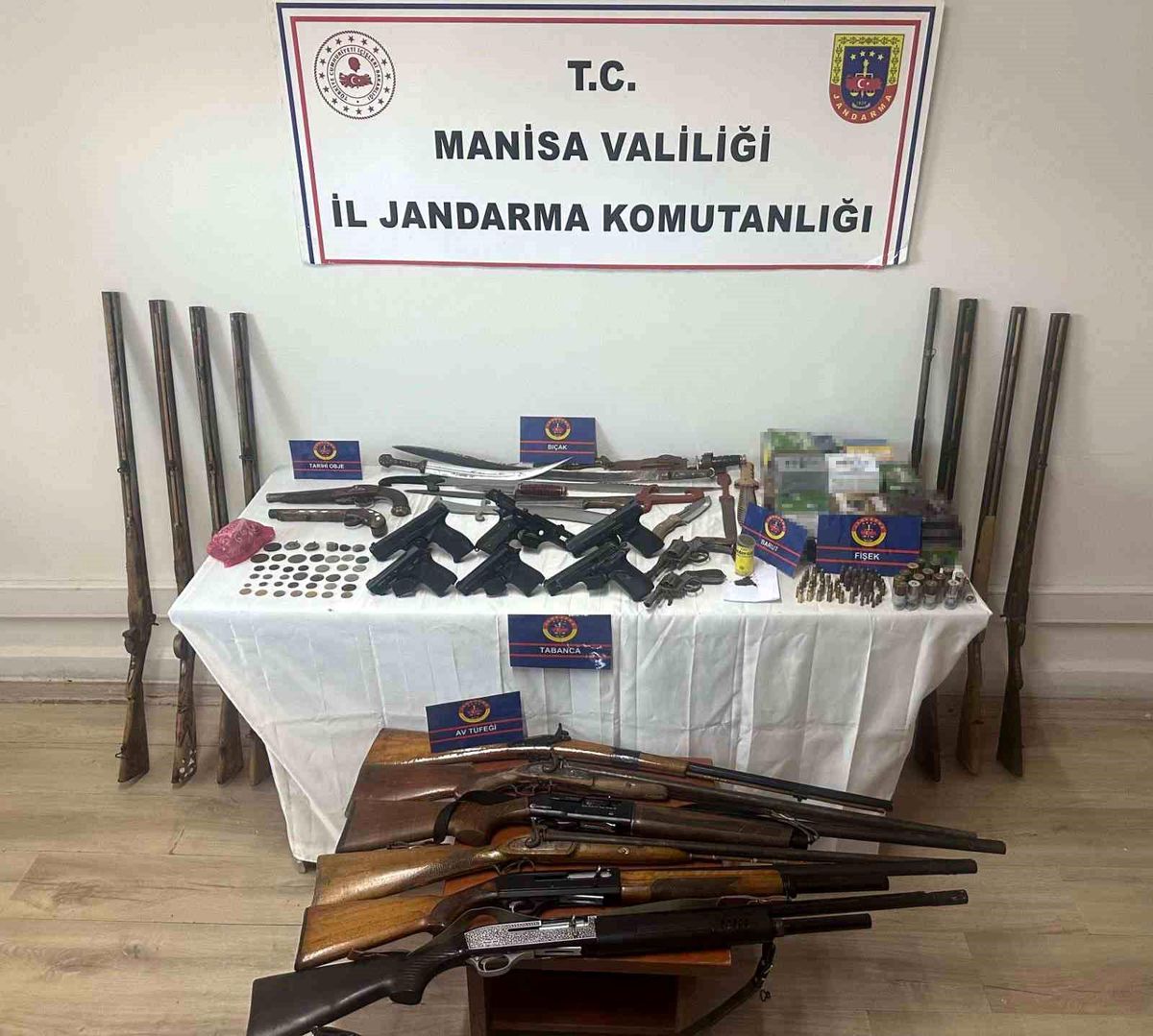 Ev değil, adeta cephanelik