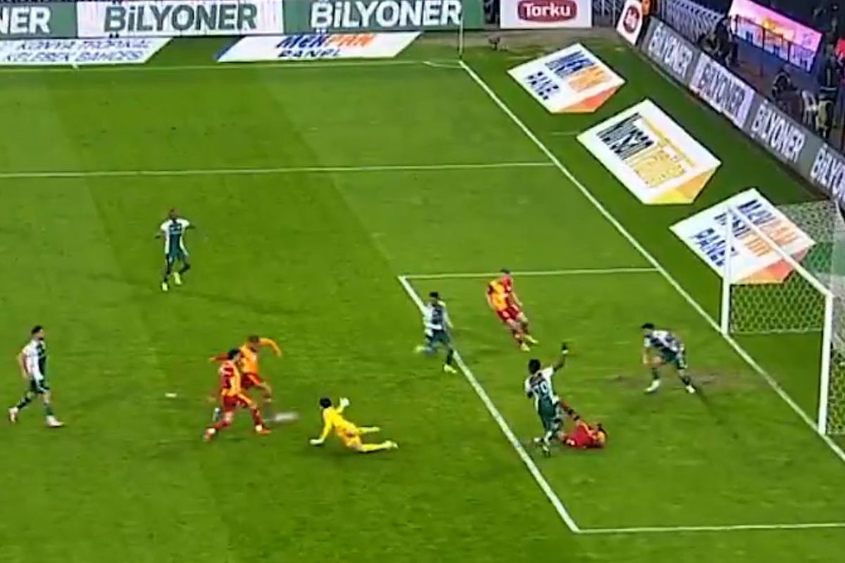 Galatasaray'ın golü VAR'dan döndü! Saniyeler sonrası olay paylaşım
