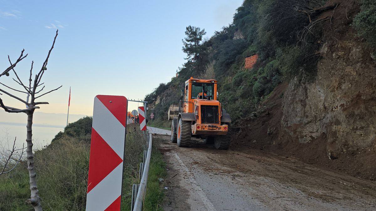 Heyelanda kapanan sahil yolu açıldı