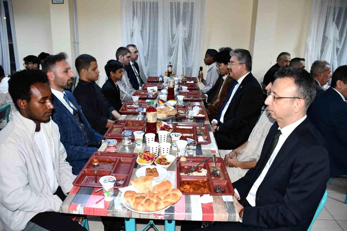 İftarda uluslararası öğrencilerle bir araya gelindi