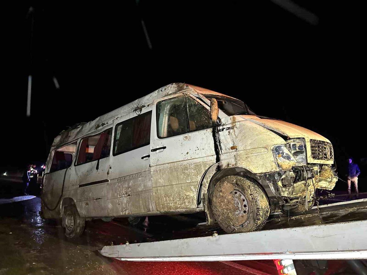 İşçi servisi şarampole devrildi: 17 yaralı