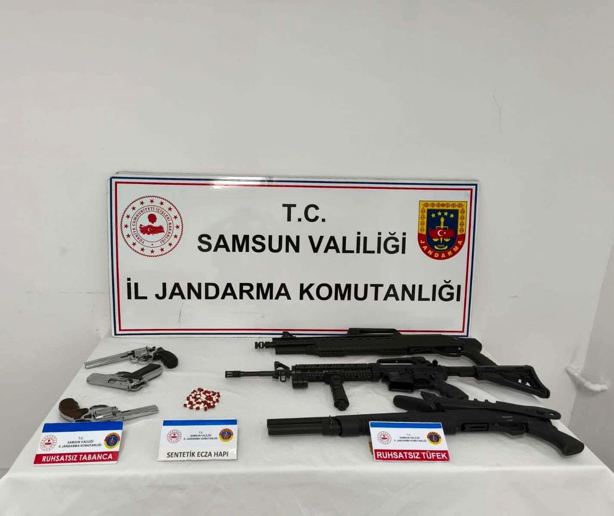Jandarma ruhsatsız silah ele geçirdi