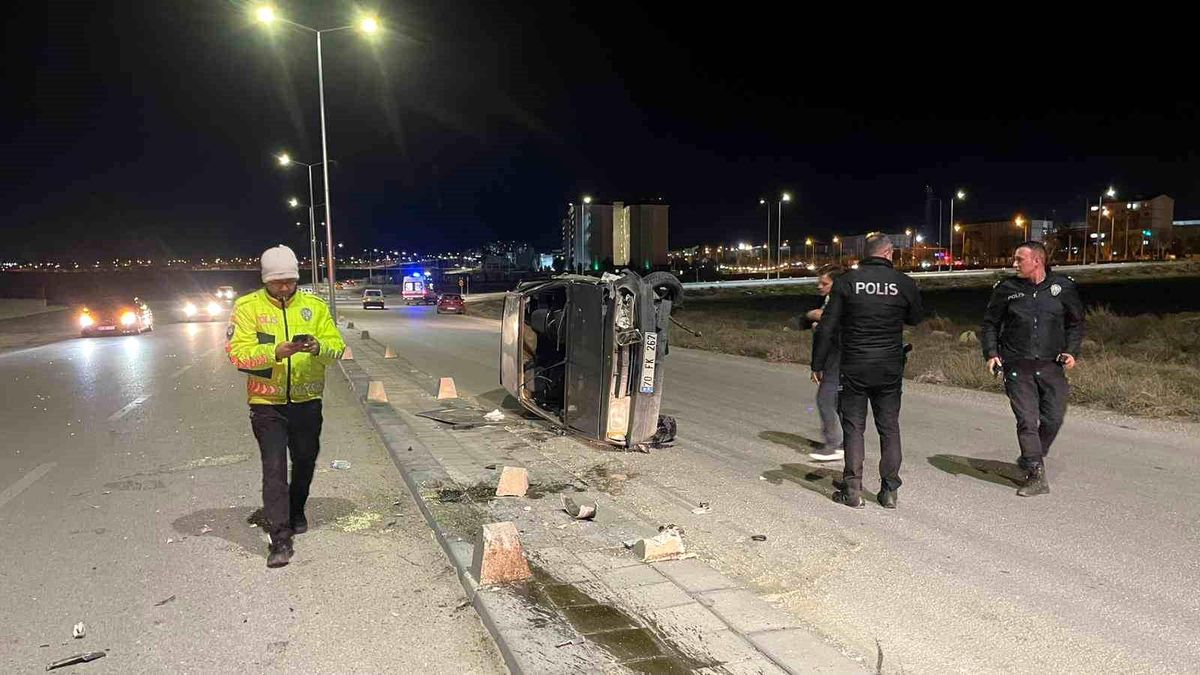 Karaman'da beton duba ve aydınlatma direğine çarpan otomobil yan yattı: 2 yaralı