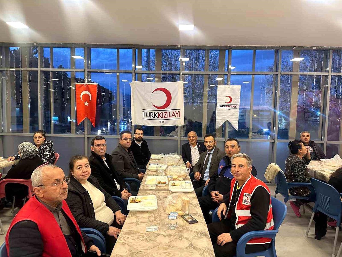 Kaymakam Dalak kurum amirleriyle Kızılay'ın iftarında vatandaşlarla buluştu