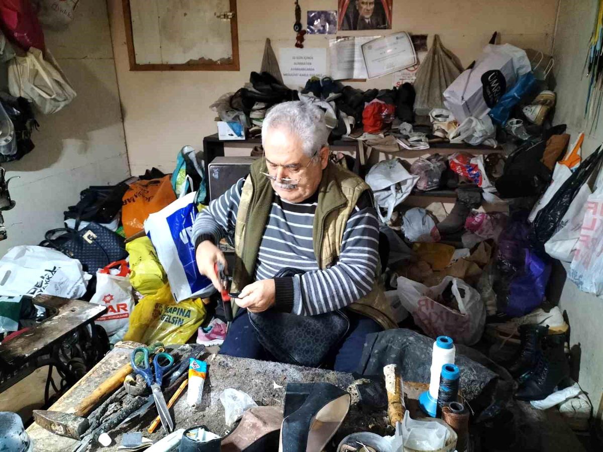 Köyceğiz'in son ayakkabı ustası, emekli oldu ama mesleğini bırakamadı