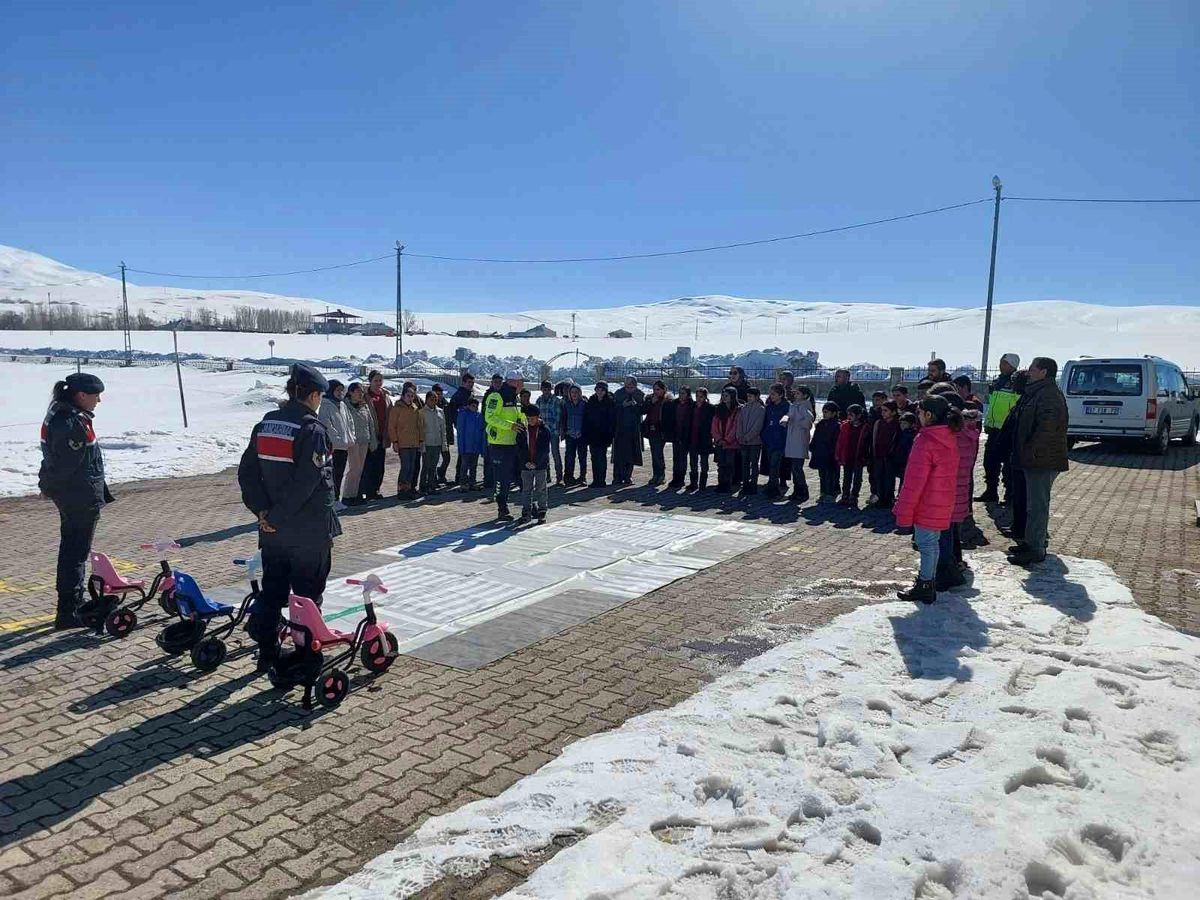 Muş'ta öğrencilere jandarmadan trafik ve güvenlik eğitimi
