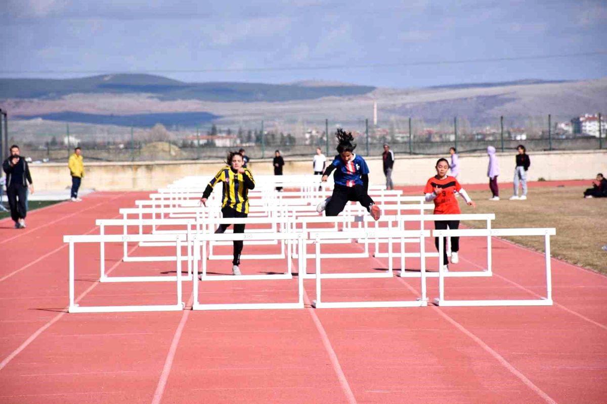'Okul Sporları Yıldızlar Atletizm Müsabakaları' sona erdi