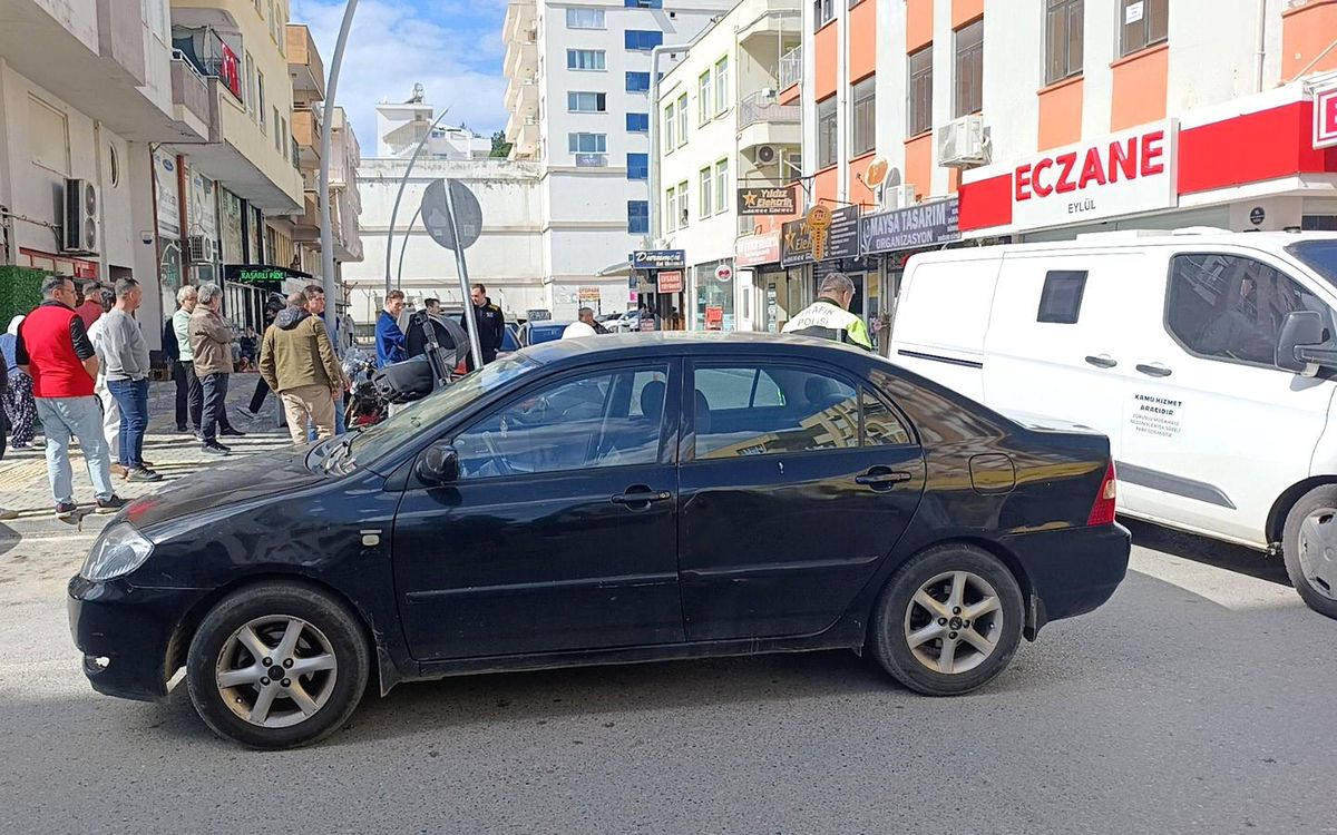 Otomobil ile çarpışan motosikletli metrelerce savruldu