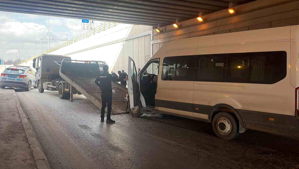 Otomobil ile servis aracı çarpıştı: 5 yaralı