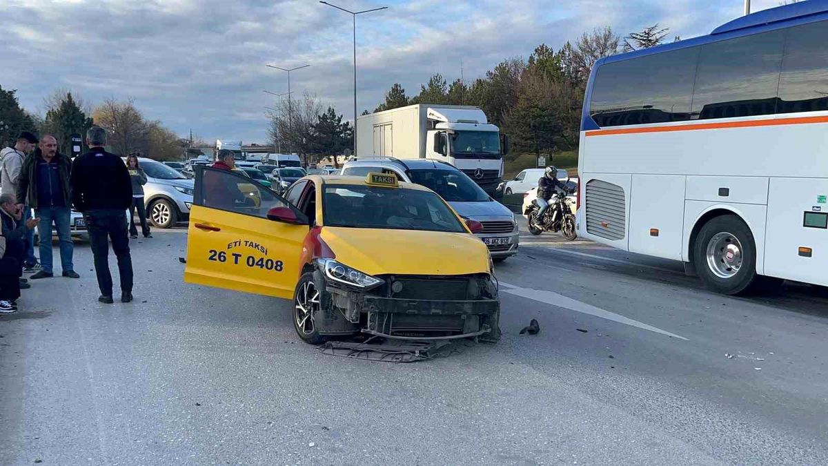 Otomobil ticari taksiye çarptı, 3 kişi yaralandı