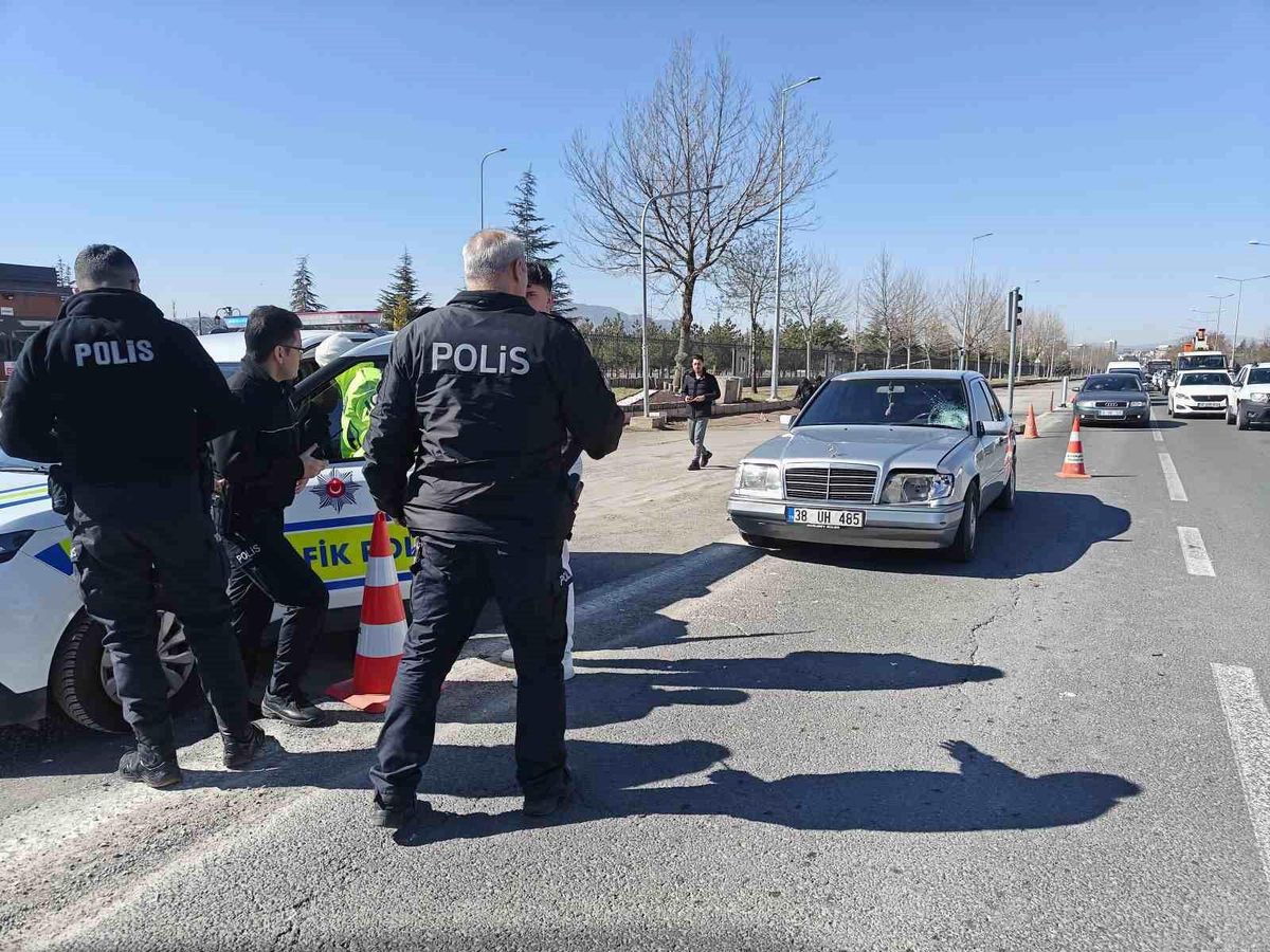 Otomobilin çarptığı 15 yaşındaki çocuk ağır yaralandı